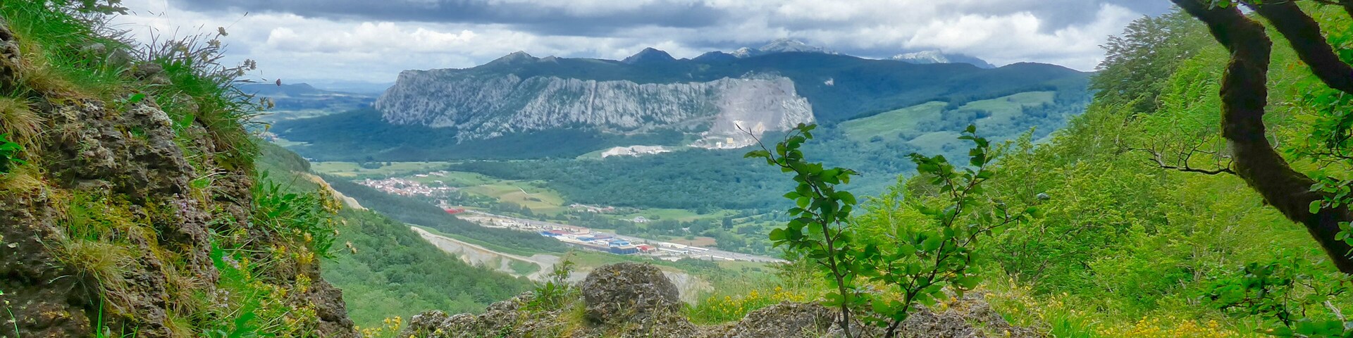 Vista espectacular hacia el valle despues de haber subido a la Sierra de Urbasa ppor la carretera NA-718