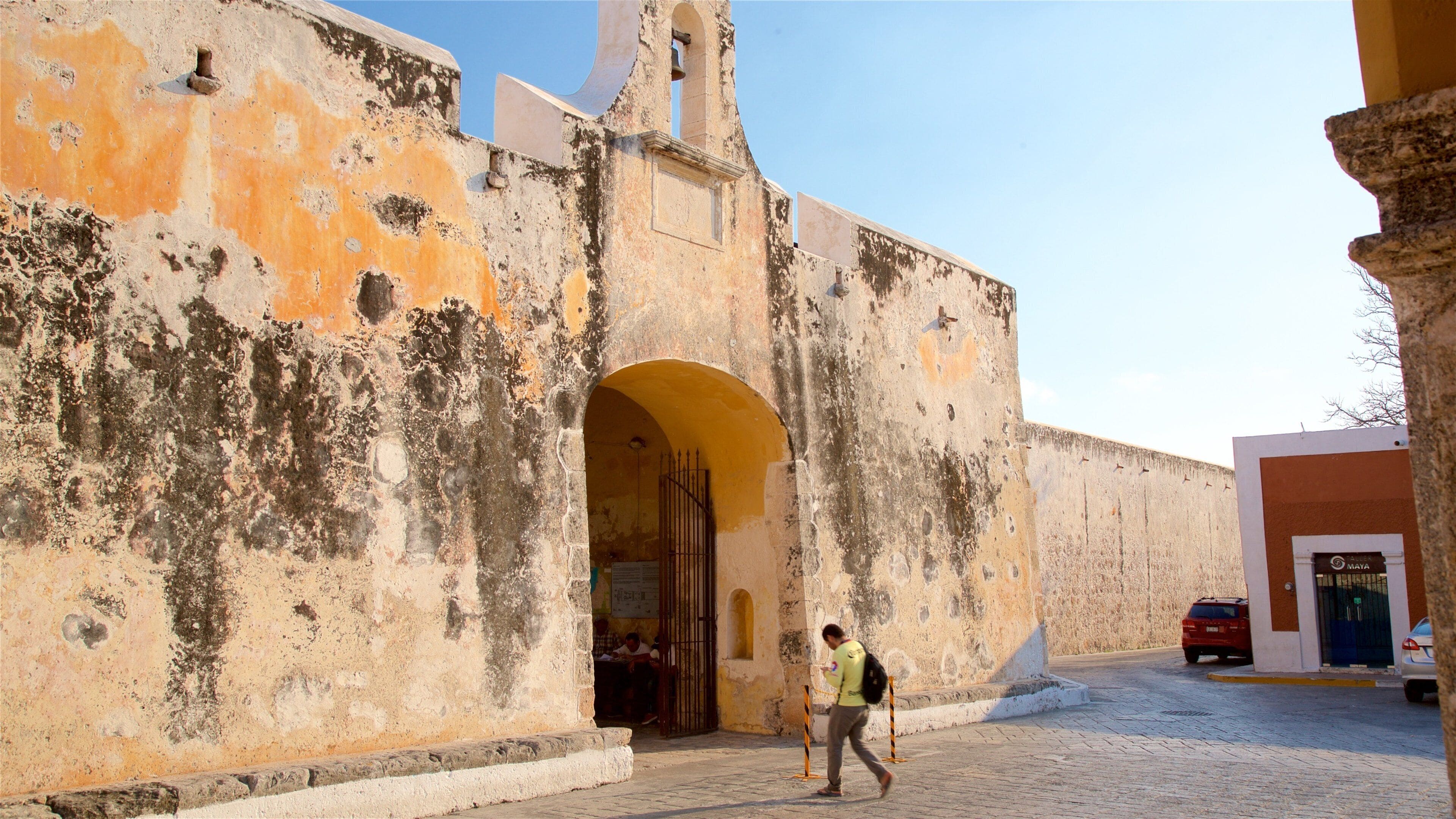 Puerta de Tierra แสดง มรดกวัฒนธรรม ตลอดจน ผู้ชาย