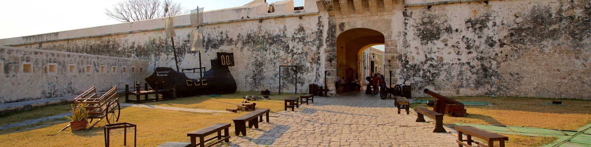 Puerta de Tierra which includes a park and heritage elements