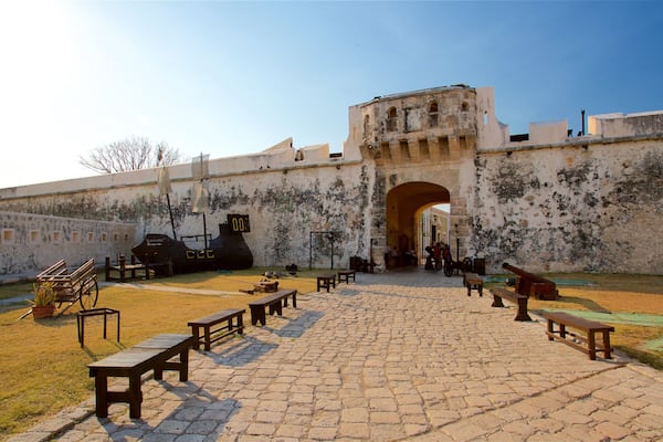 Puerta de Tierra featuring heritage elements and a park