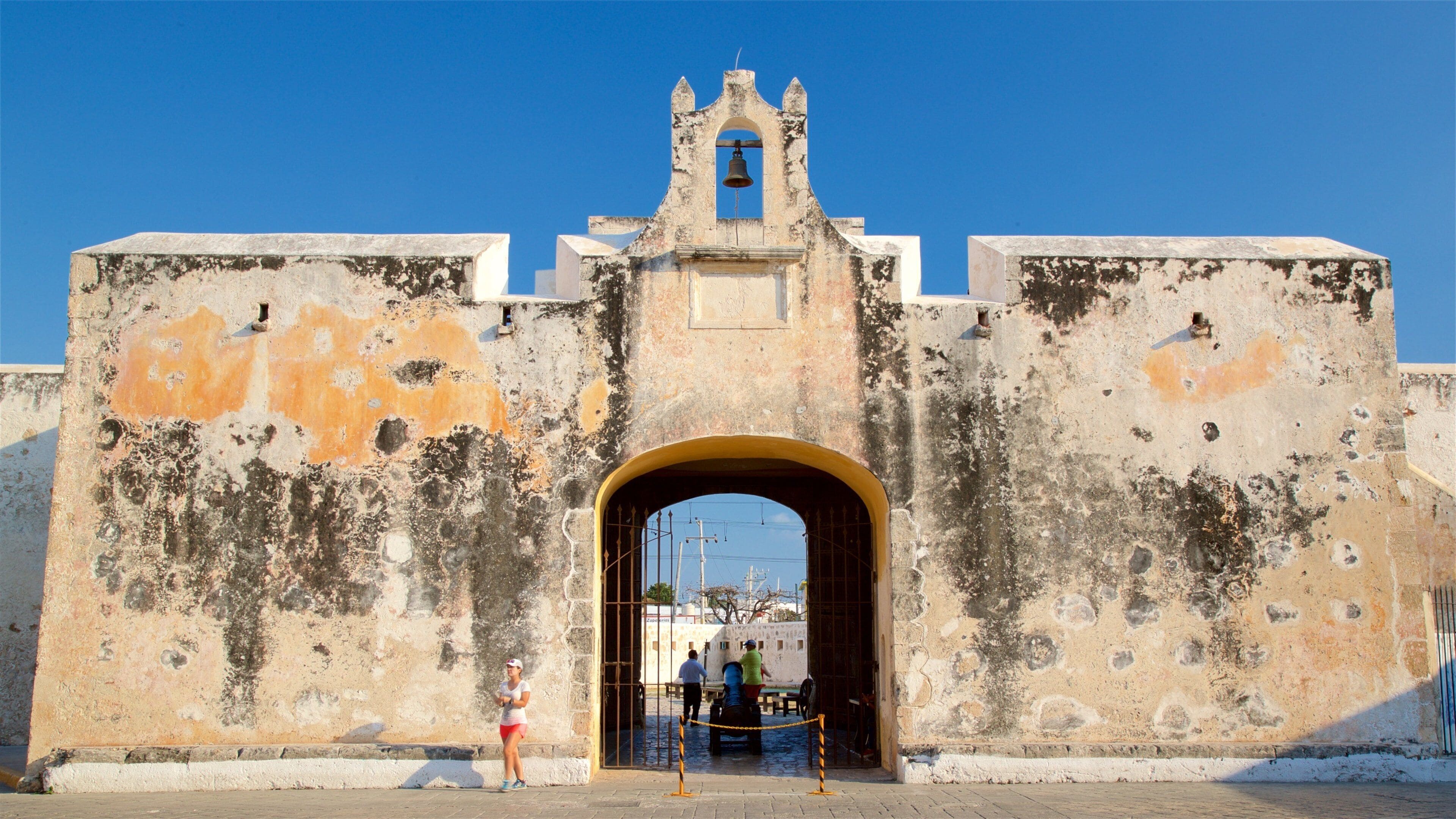 Puerta de Tierra showing heritage elements