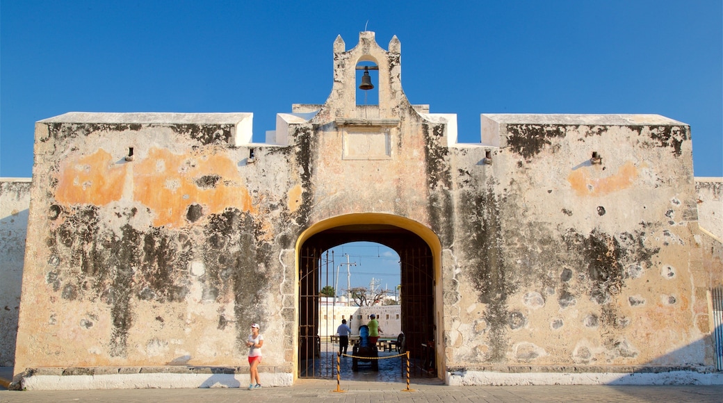 Puerta de Tierra showing heritage elements