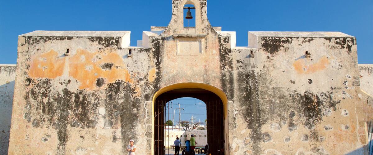 Puerta de Tierra showing heritage elements