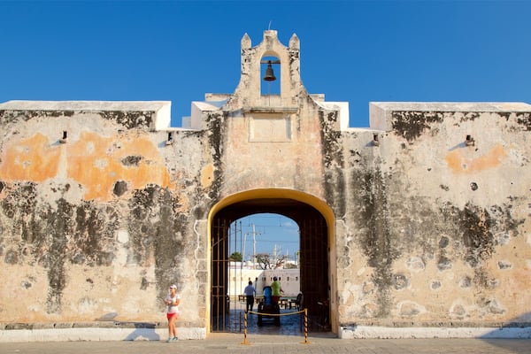 Puerta de Tierra showing heritage elements
