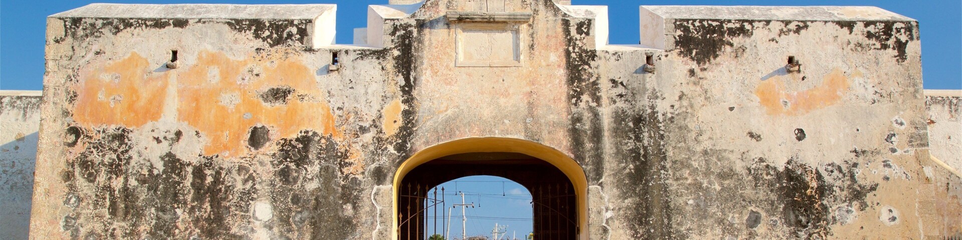 Puerta de Tierra showing heritage elements