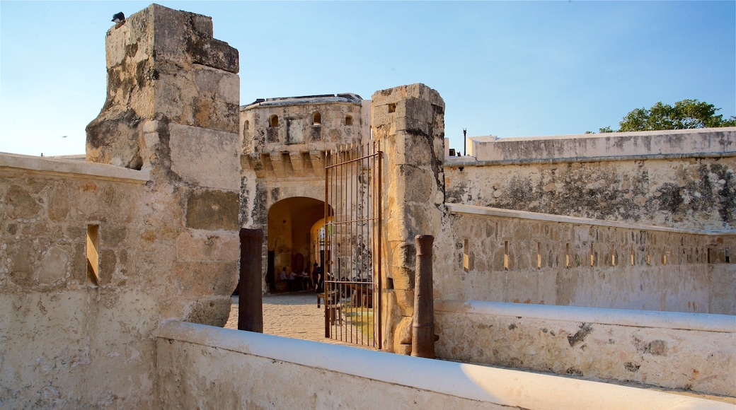 Puerta de Tierra which includes heritage elements