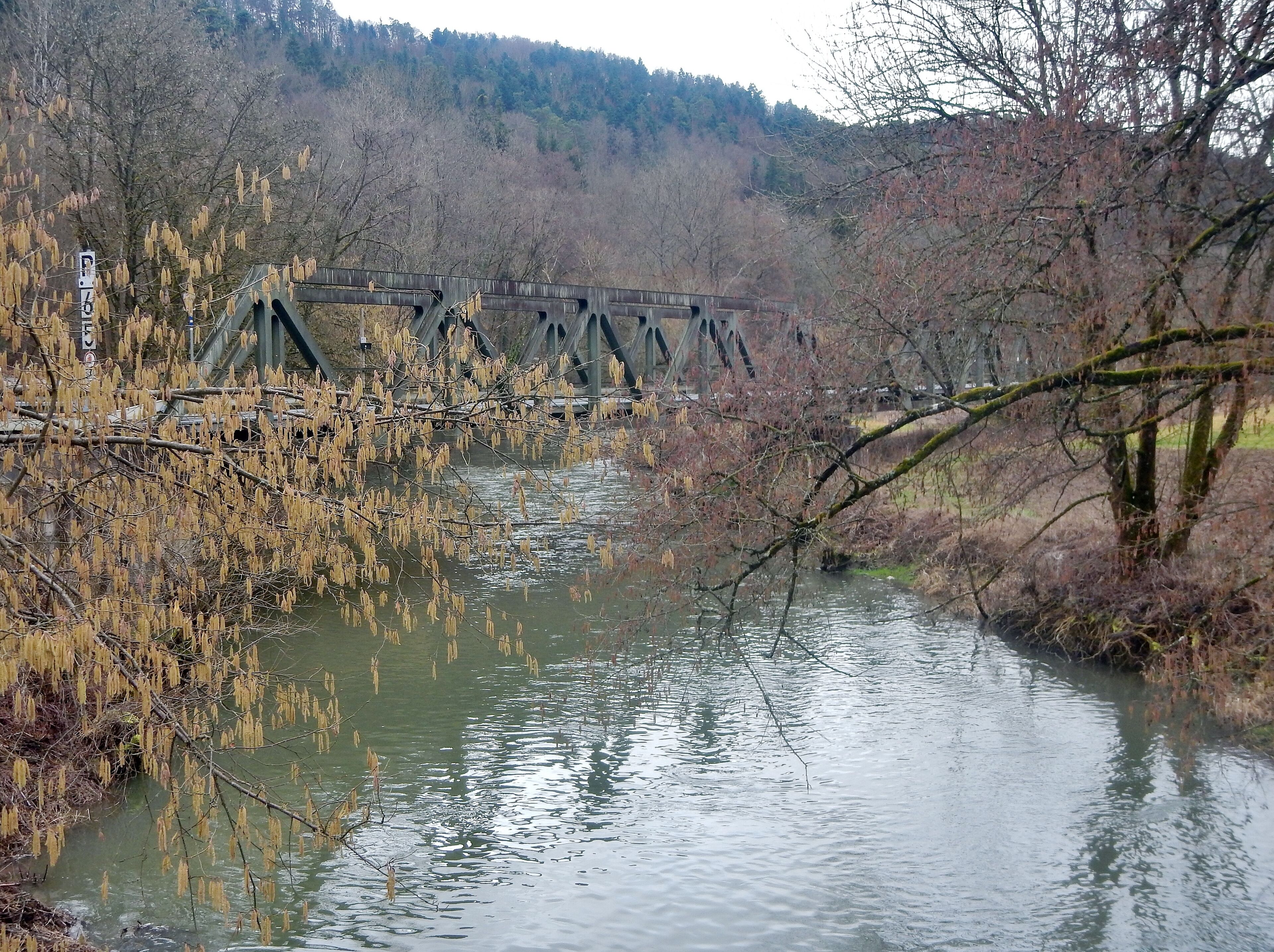 Beim 366 km langen Neckartalradweg: Eisenbahnbrücke über die Eyach