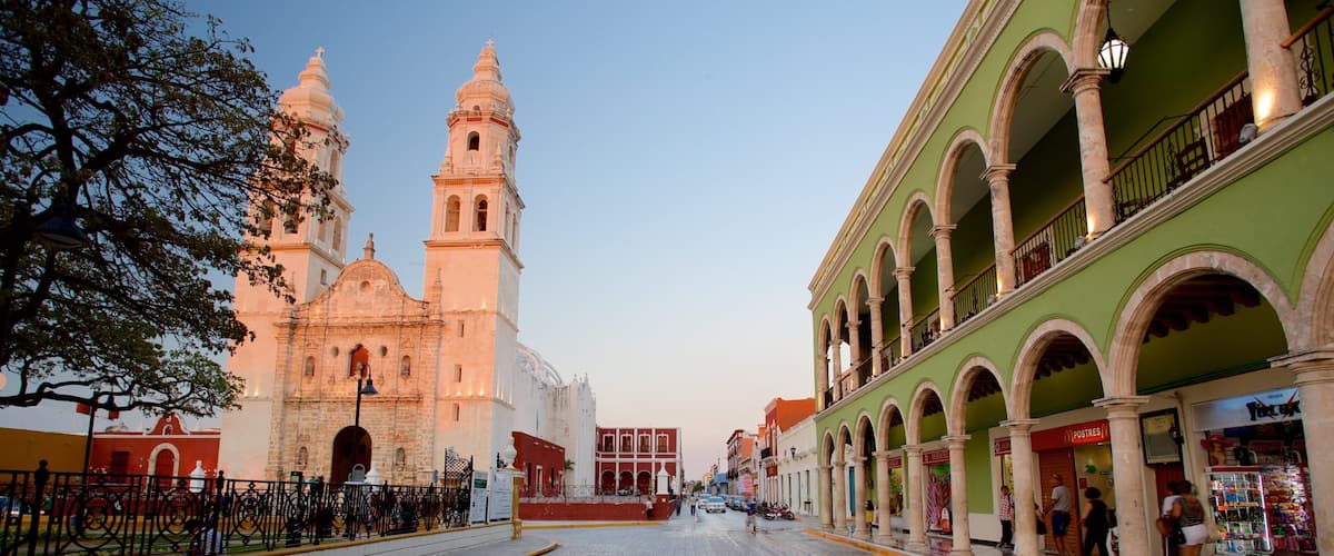 坎佩切大教堂 呈现出 歷史建築 和 夕陽