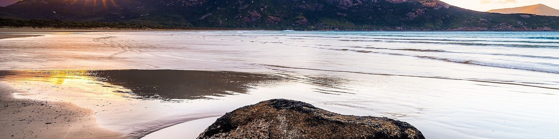There was not much colour on show on this morning, but the sunrise was still spectacular to watch on such a beautiful day 😊😊 The foreground rock was found down the west end of Norman Beach, just watch out for tides, it comes in very fast!!!