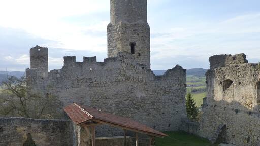 Burgruine Brandenburg; Blick vom Hocheingang des Wohnturms auf die Burganlage mit dem sechseckigem Bergfried der Ostburg und links dahinter dem runden Bergfried der Westburg