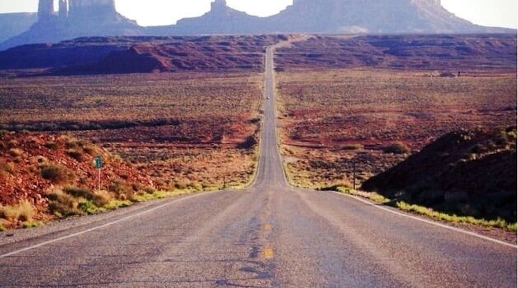 Great photo spot between Monument Valley & Mexican Hat. Park your car at mile marker 13 and you can take this photo yourself! Watch out for approaching cars...
#NationalPark