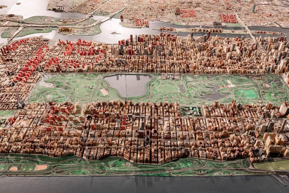 Un model detallat d'una ciutat amb un gran parc central, masses d'aigua circumdants i zones urbanes denses.
