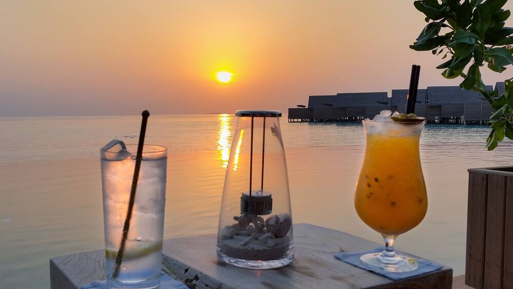 Cocktails beim Sonnenuntergang auf den Malediven (Sundowner), Gin Tonic und Maracuja-Cocktail