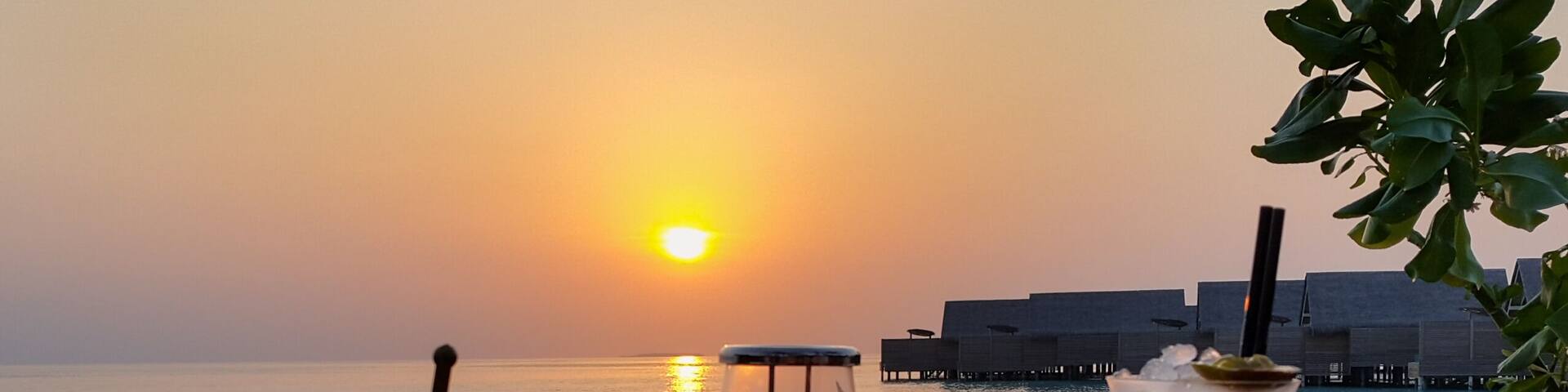 Cocktails beim Sonnenuntergang auf den Malediven (Sundowner), Gin Tonic und Maracuja-Cocktail