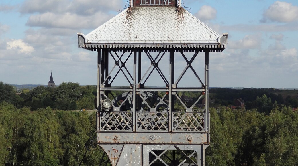 This building is indexed in the Base Mérimée, a database of architectural heritage maintained by the French Ministry of Culture, under the reference PA59000171 .