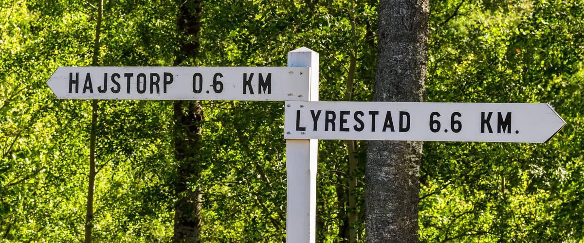 A directional signpost with destinations Hajstorp 0.6 km and Lyrestad 6.6 km.