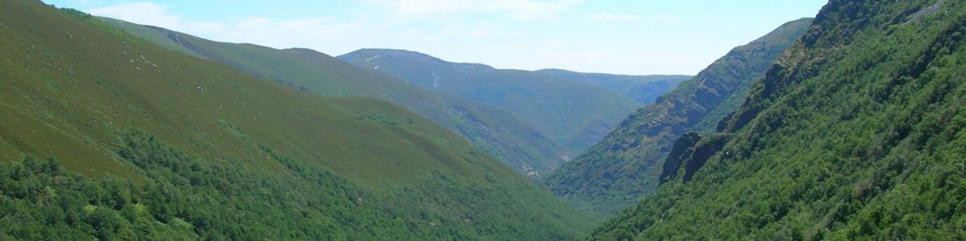 Los Ancares leoneses nos regalan panorámicas como esta. Vuela hasta esta localización. Necesitas el programa Google Earth.