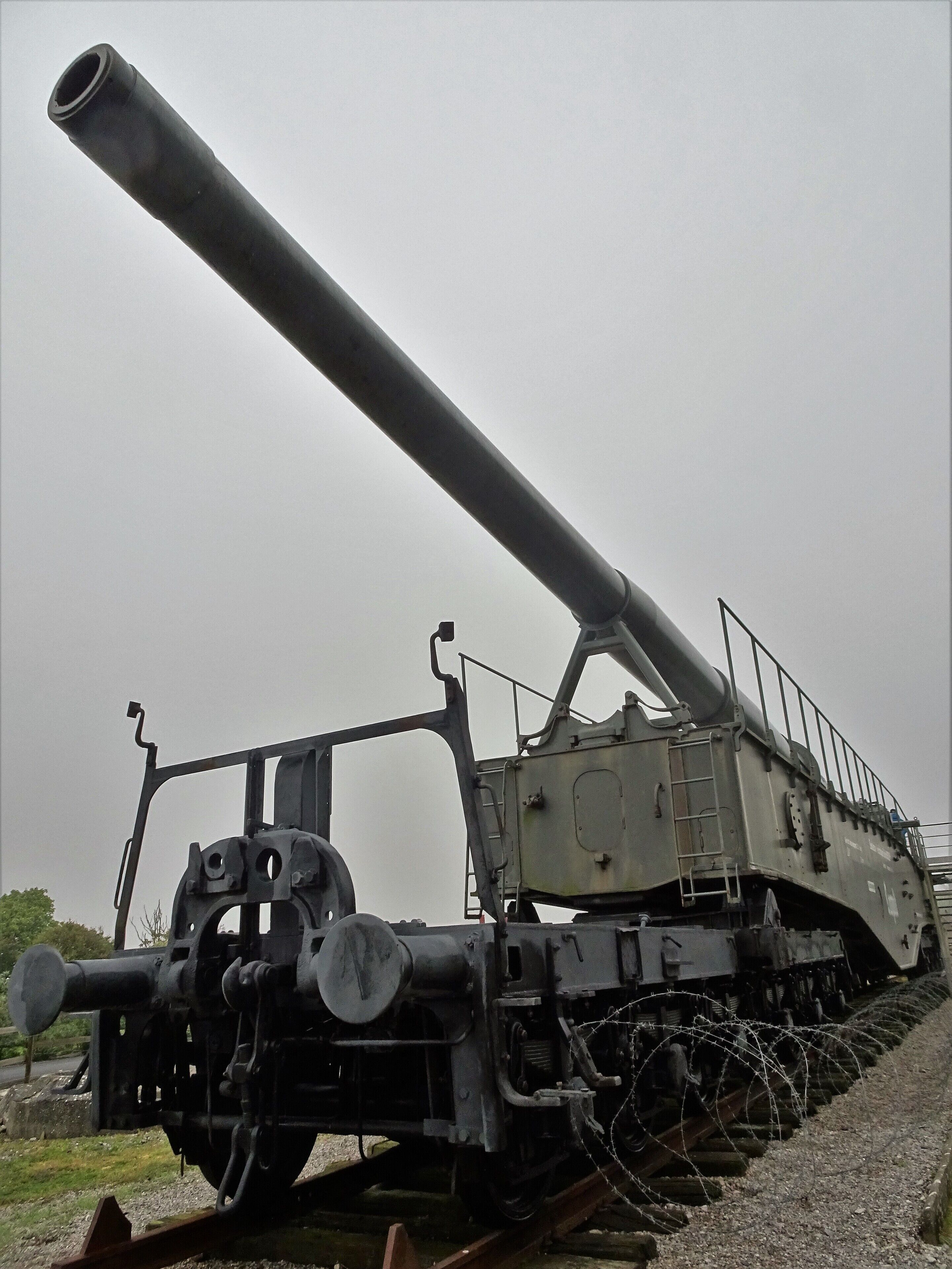 This is a unique piece in Europe: a WW II Krupp K5 railway gun (type "Leopold"). The K5 could project a 250 kg shell up to almost 70 km and could fire 15 rounds per hour.  #OpalCoast

(Most notorious during WW II are the two guns of Eisenbahnbatterie 712. To support the defence of the Gustav Line [Italy], the two K5 were sent to the area around Anzio where they arrived just after the Allied landings. These two guns were nicknamed Anzio Annie and Anzio Express by the Americans.)  #History