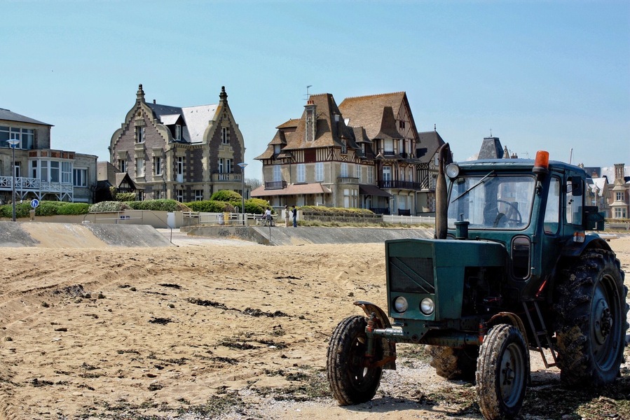 The beach with the nice houses . Normandy coast.
