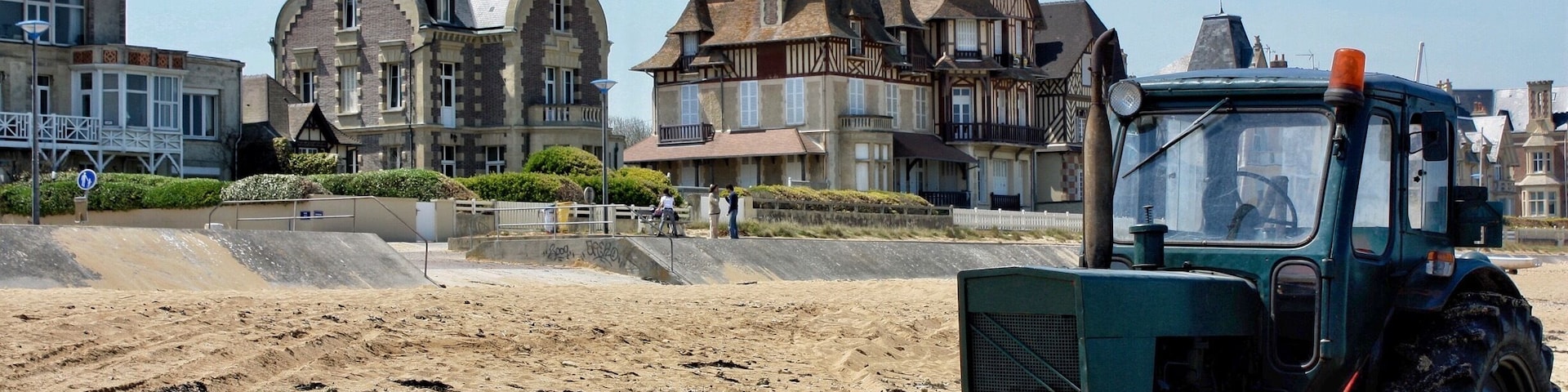 The beach with the nice houses . Normandy coast.