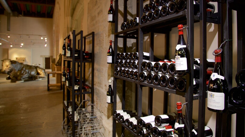 VinĂcola Marche Aux Vins caracterizando vistas internas e bebidas