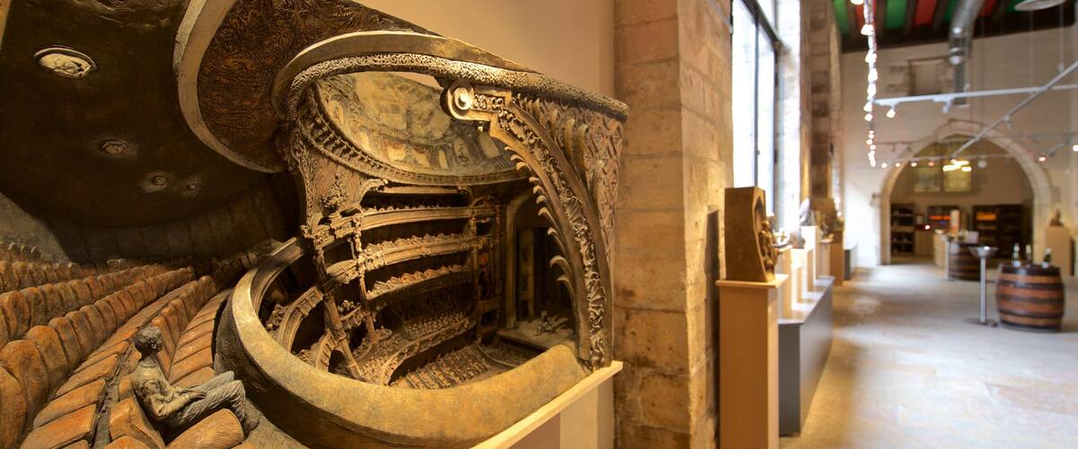 Marche Aux Vins Winery showing interior views and art