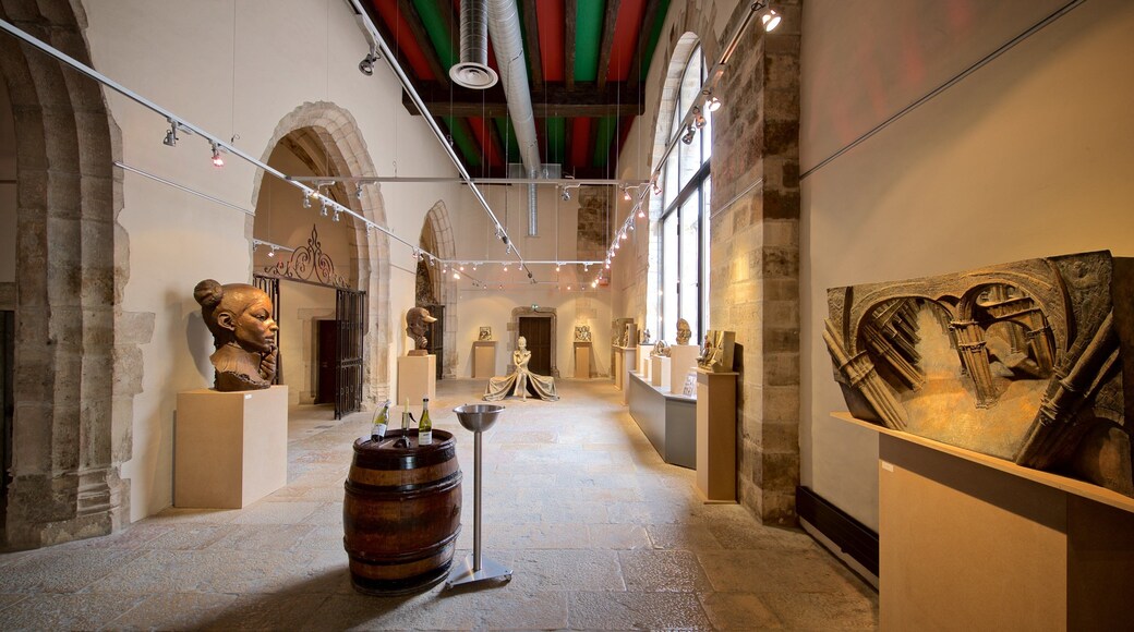 VinĂcola Marche Aux Vins que inclui uma estĂĄtua ou escultura, vistas internas e arte