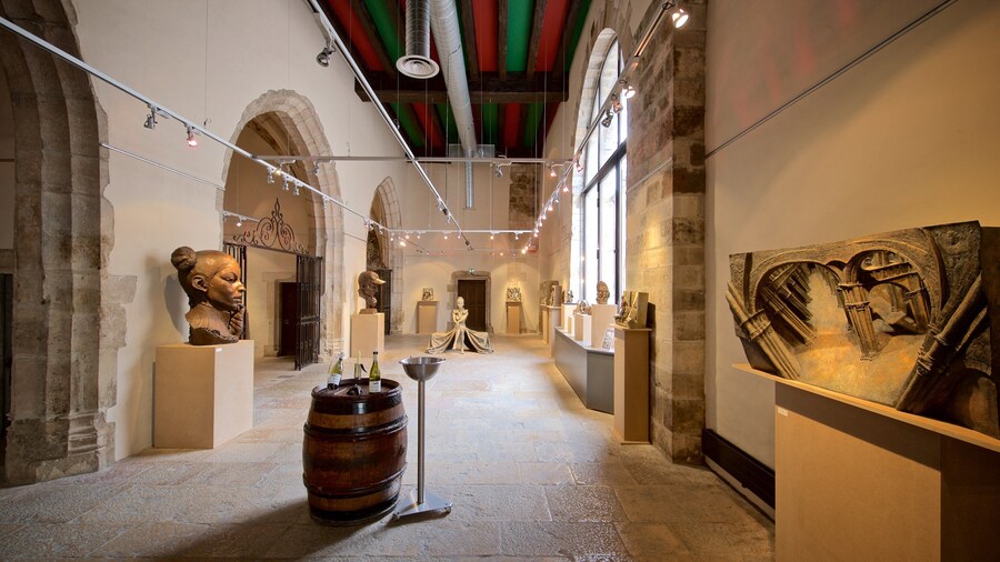 Marche Aux Vins-wijndomein toont een standbeeld of beeldhouwwerk, interieur en kunst