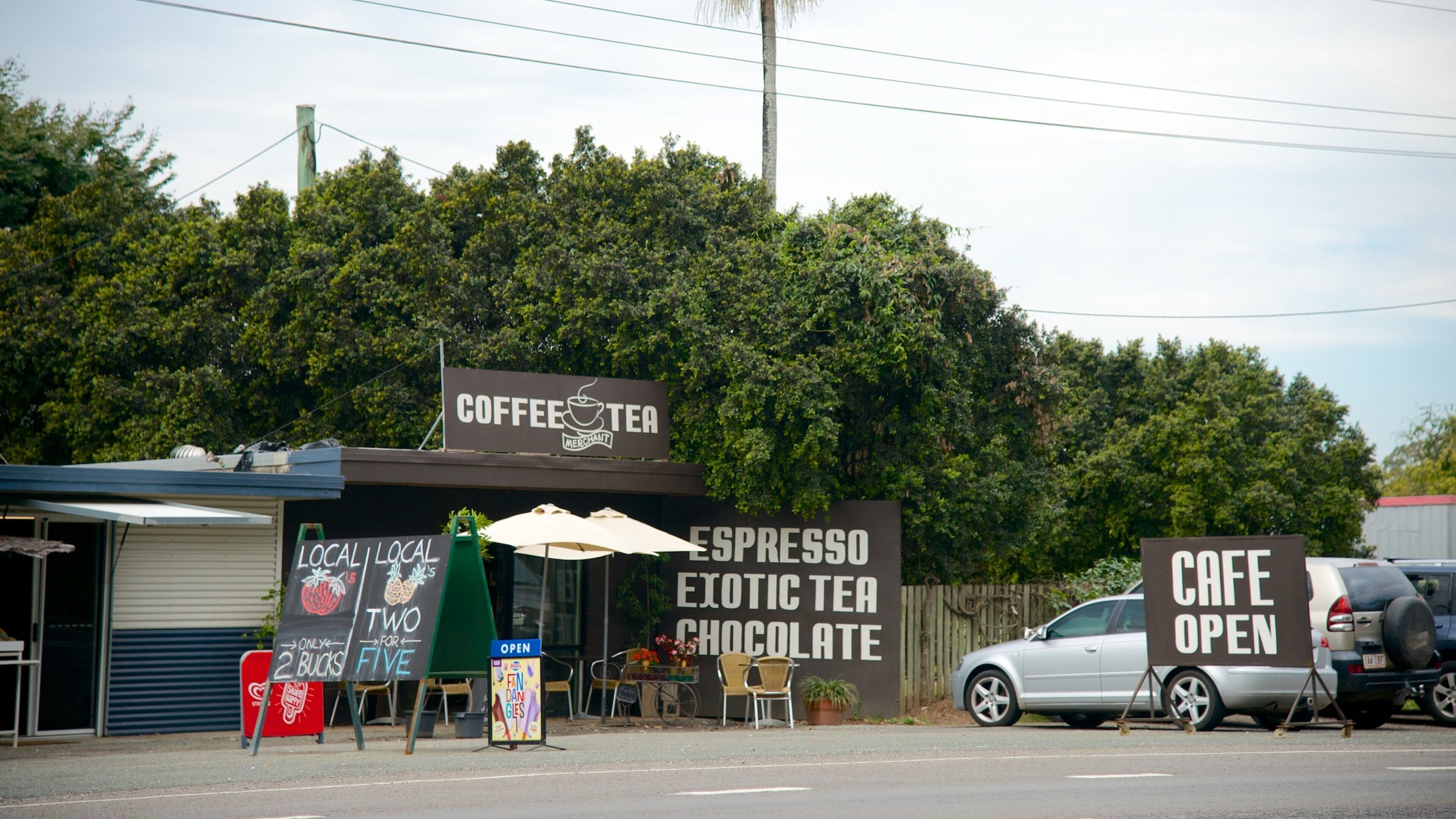 Beerwah which includes street scenes, signage and cafe lifestyle