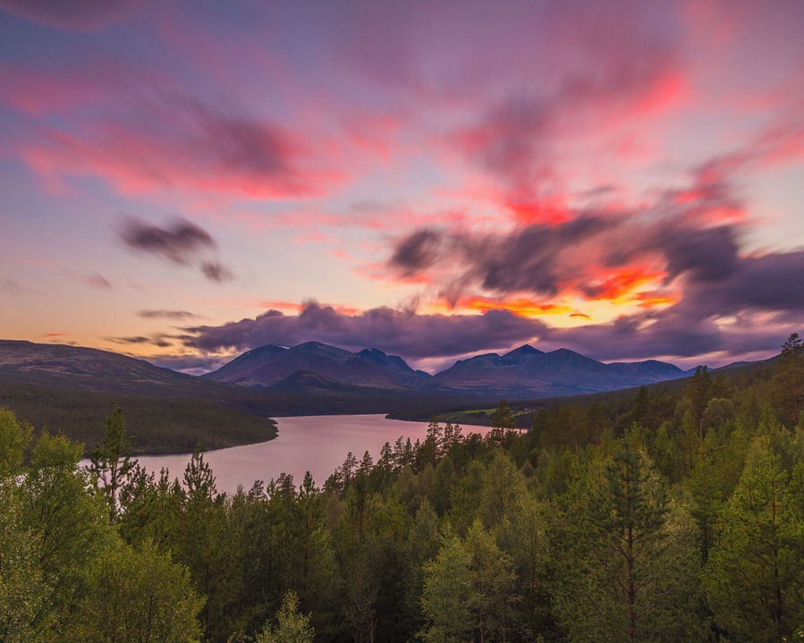 Epic sunset in Rondane National Park, Norway. This was a really weird shoot for me, as we literally parked our car 5 meters from this spot, instead of hiking to a spot.
#BvSSpring #mountains