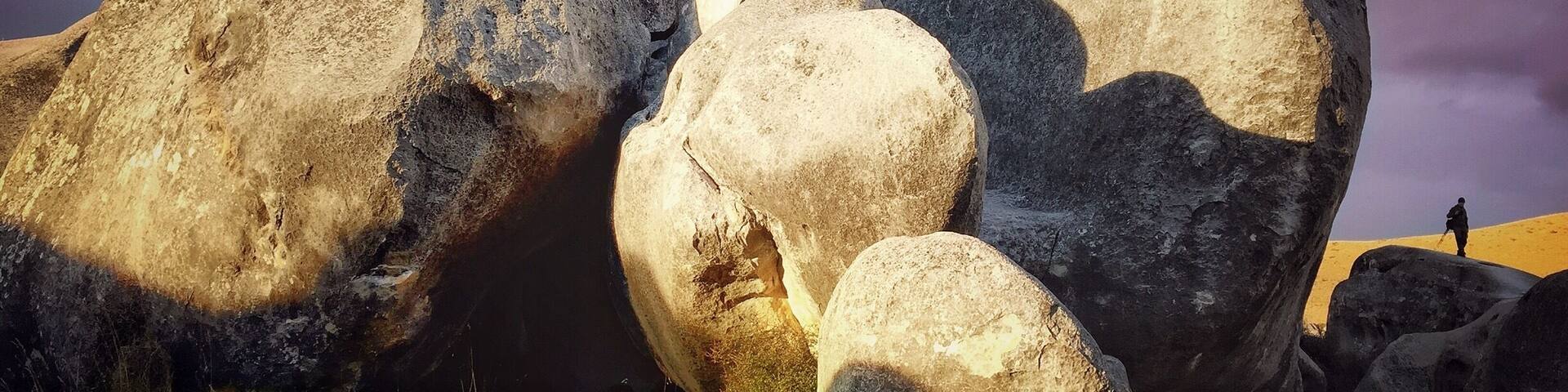 Castle Hill in New Zealand is named after the array of limestone boulders in the area, reminiscent of an old run-down stone castle. Apparently it's the epitome of the South Island's climbing scene, however when we were there, we had the whole place to ourselves. It really makes you feel like a tiny ant, like my little boyfriend who is in the picture ☺️🐜 #InStone #castlehill #newzealand #rocks