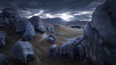 Castle Hill Conservation Area is an awesome place for a morning stroll. Good photo compositions can be found all over the place. We didn't get great light that day but at least some moody clouds.