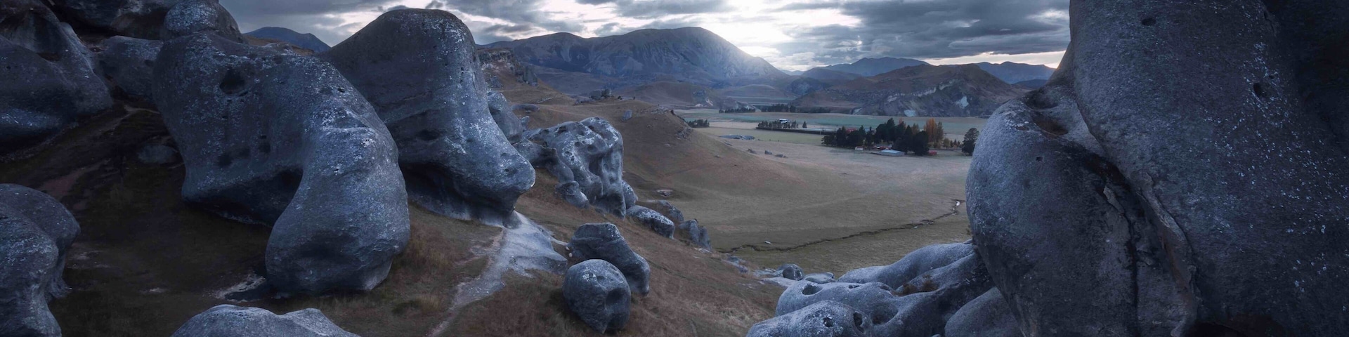 Castle Hill Conservation Area is an awesome place for a morning stroll. Good photo compositions can be found all over the place. We didn't get great light that day but at least some moody clouds.