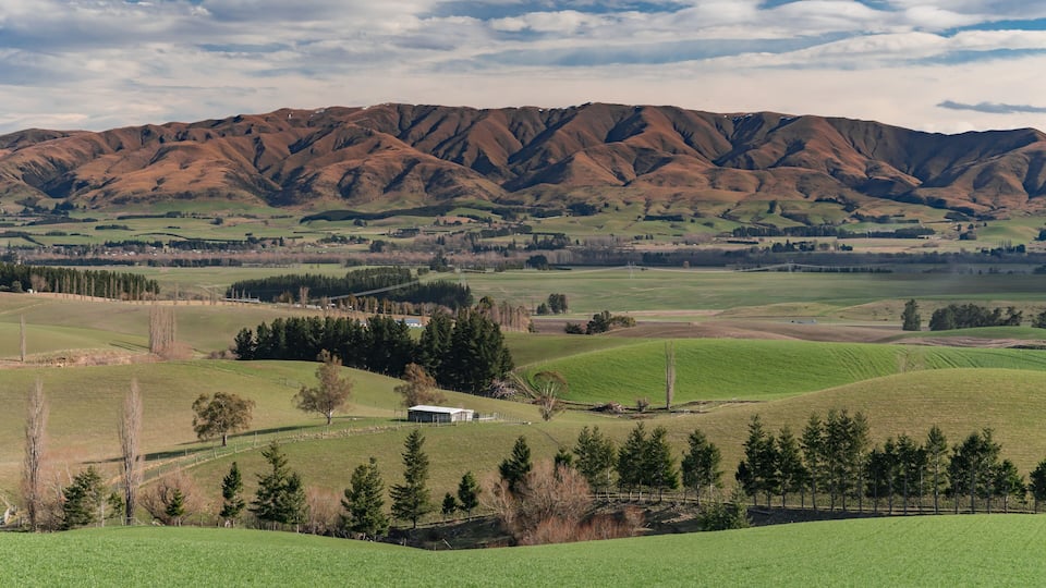 Magnificent view of mountain range from Geraldine Fairlie Lookout point on Highway 79, Canterbury, New Zealand South Island.