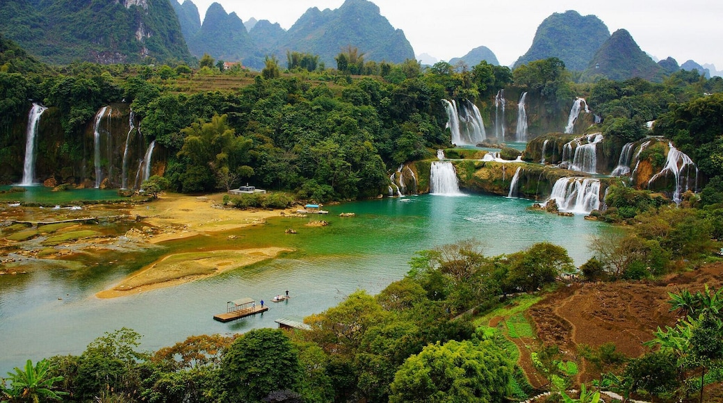 #DetianWaterfall—— one of the most beautiful transnational waterfalls in the world.
https://twitter.com/Beautifulgx