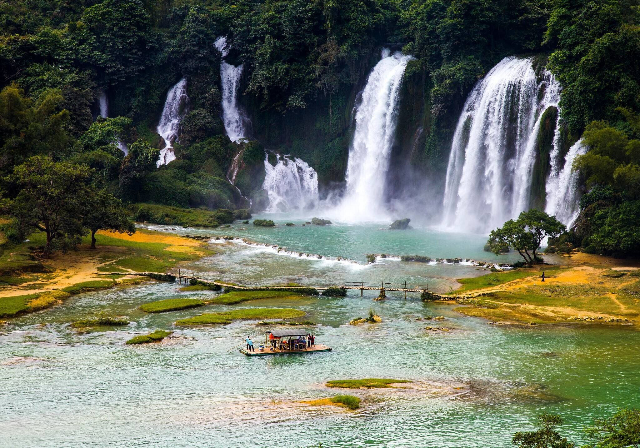 #DetianWaterfall—— one of the most beautiful transnational waterfalls in the world.
https://twitter.com/Beautifulgx