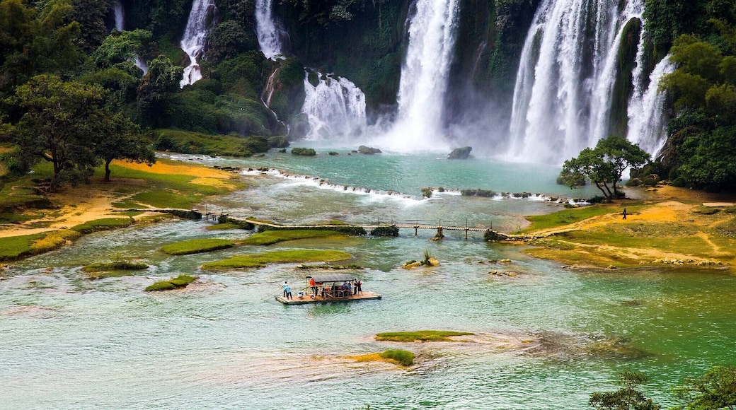 #DetianWaterfallââ one of the most beautiful transnational waterfalls in the world.
https://twitter.com/Beautifulgx