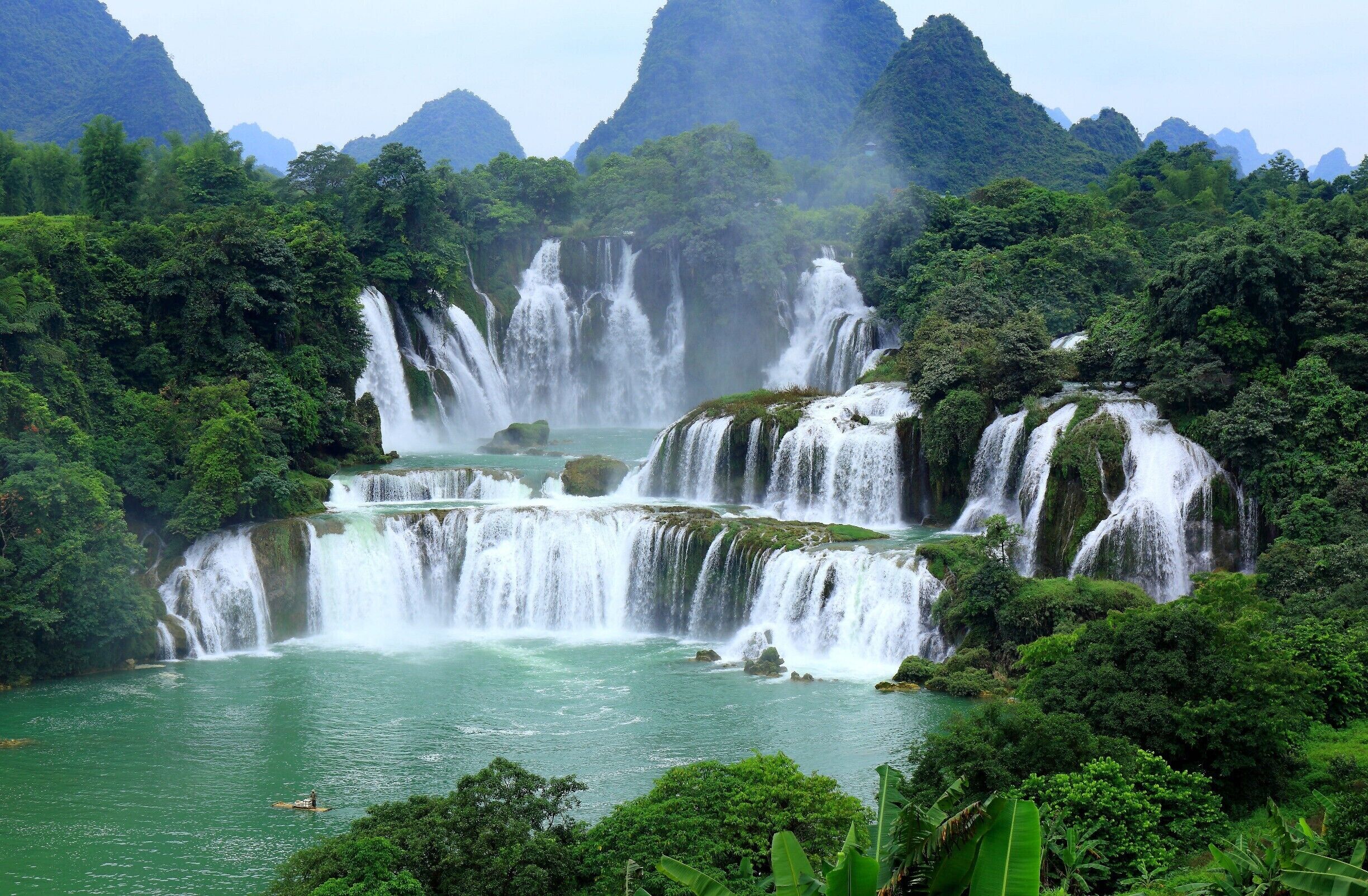 Detian Waterfall— — the scenery of national boundaries between Vietnam and China.It is the largest cross-border waterfall in Asia .#德天瀑布. 
https://twitter.com/Beautifulgx
