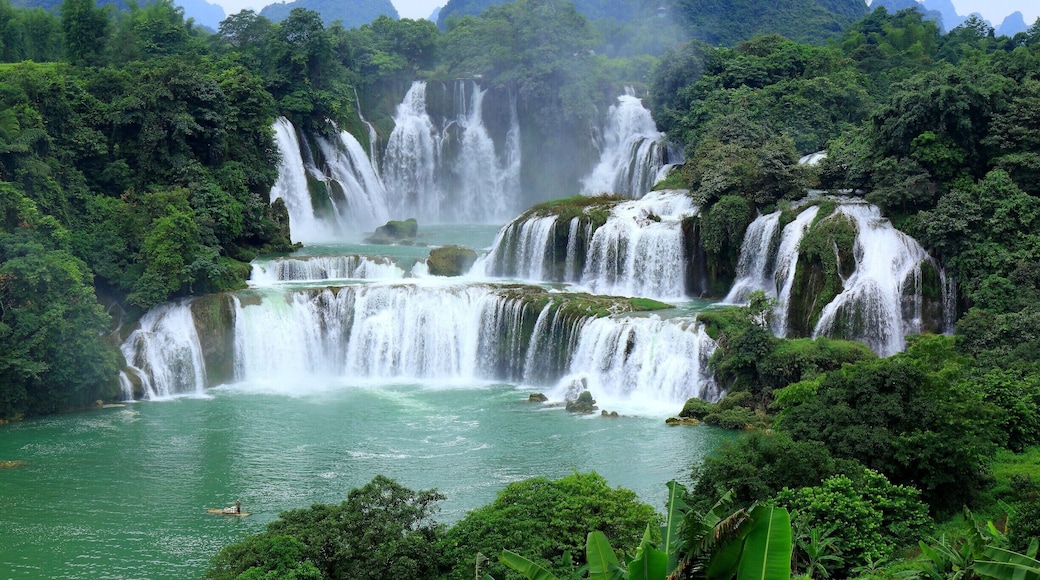 Detian Waterfallââ the scenery of national boundaries between Vietnam and China.It is the largest cross-border waterfall in Asia .#ćŸ·ć€©çćž.
https://twitter.com/Beautifulgx