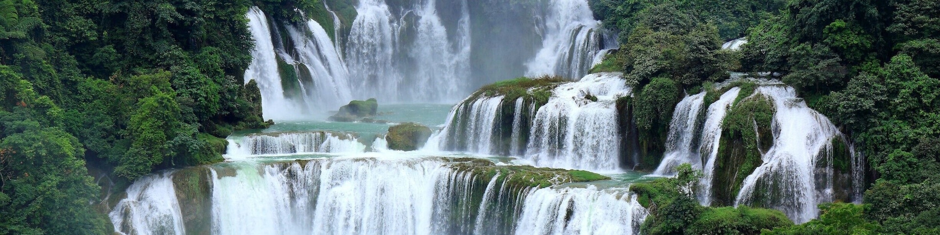 Detian Waterfall—— the scenery of national boundaries between Vietnam and China.It is the largest cross-border waterfall in Asia .#德天瀑布.
https://twitter.com/Beautifulgx