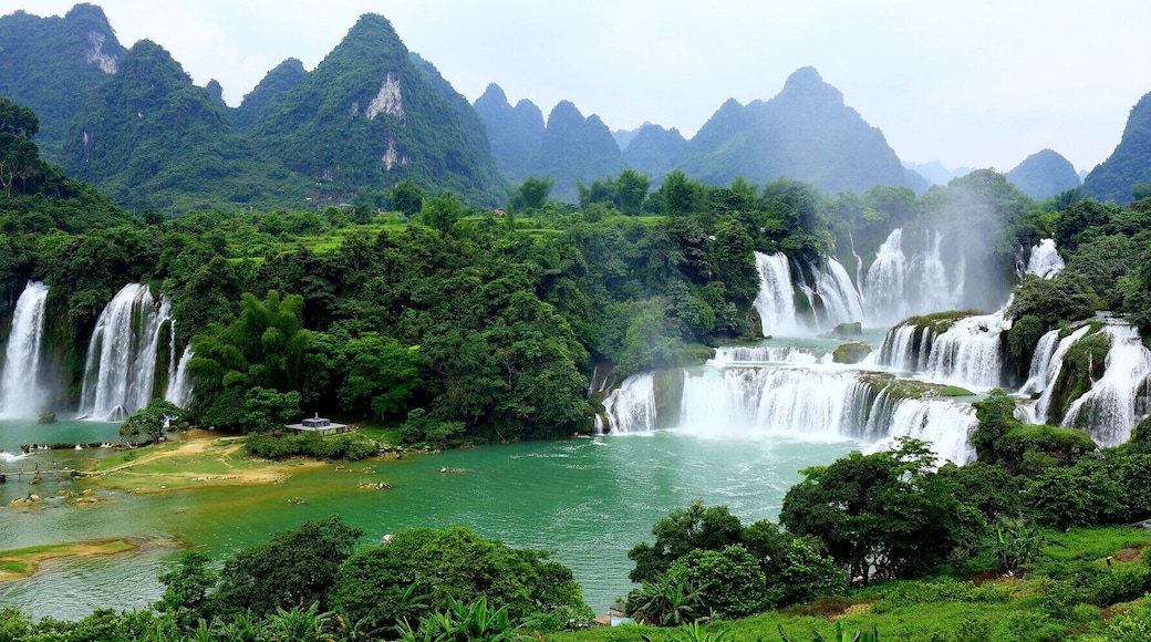 Detian Waterfallââ the scenery of national boundaries between Vietnam and China.It is the largest cross-border waterfall in Asia .#ćŸ·ć€©çćž.
https://twitter.com/Beautifulgx