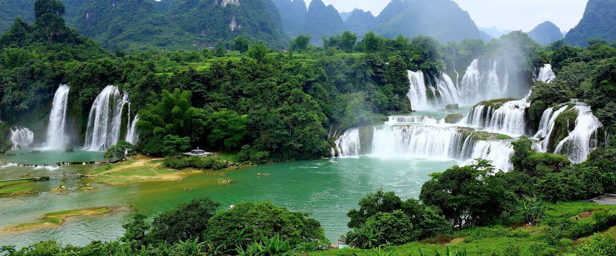 Detian Waterfall—— the scenery of national boundaries between Vietnam and China.It is the largest cross-border waterfall in Asia .#德天瀑布.
https://twitter.com/Beautifulgx