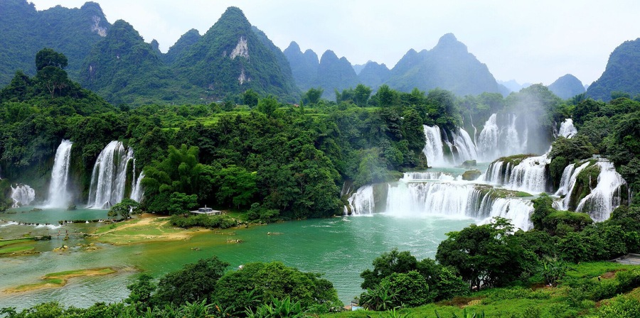 Detian Waterfall—— the scenery of national boundaries between Vietnam and China.It is the largest cross-border waterfall in Asia .#德天瀑布.
https://twitter.com/Beautifulgx