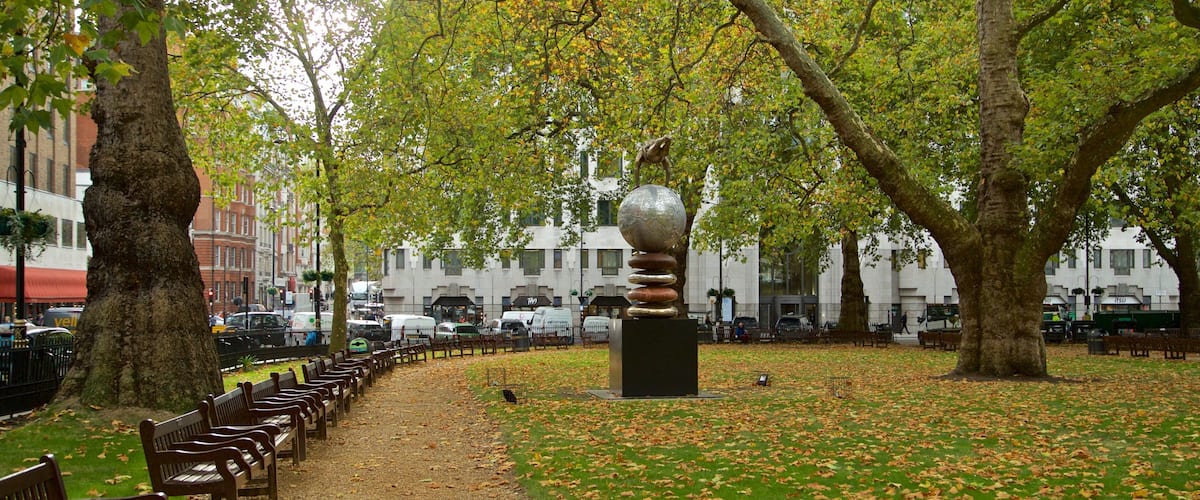 Berkeley Square montrant couleurs d\'automne, parc et art en plein air