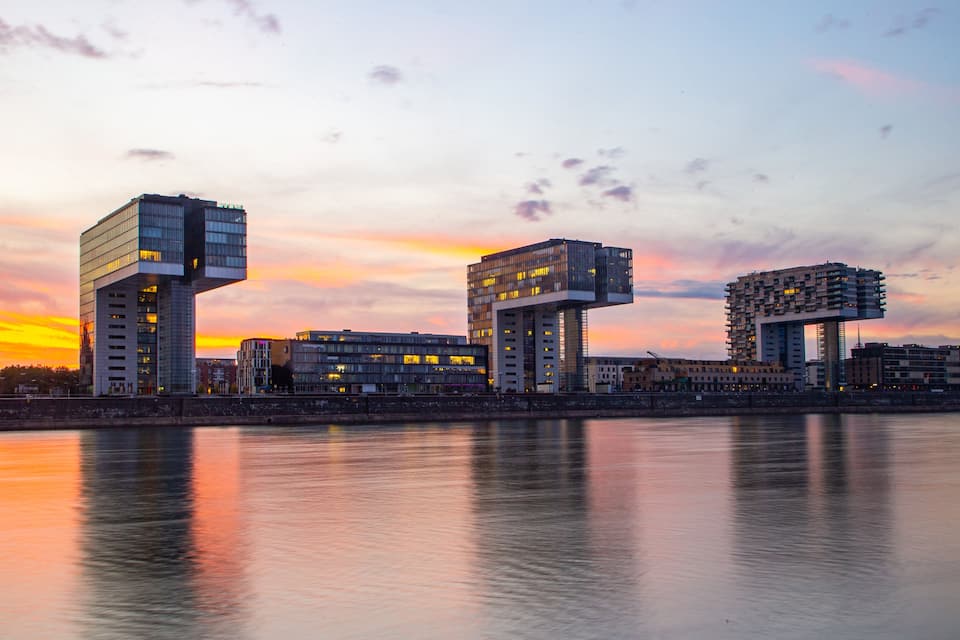 Une vue sur la ville, avec ses bâtiments modernes, le long du littoral, au coucher du soleil.