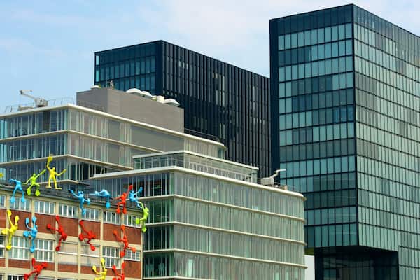 Port de DĂŒsseldorf qui includes ville, building et art en plein air