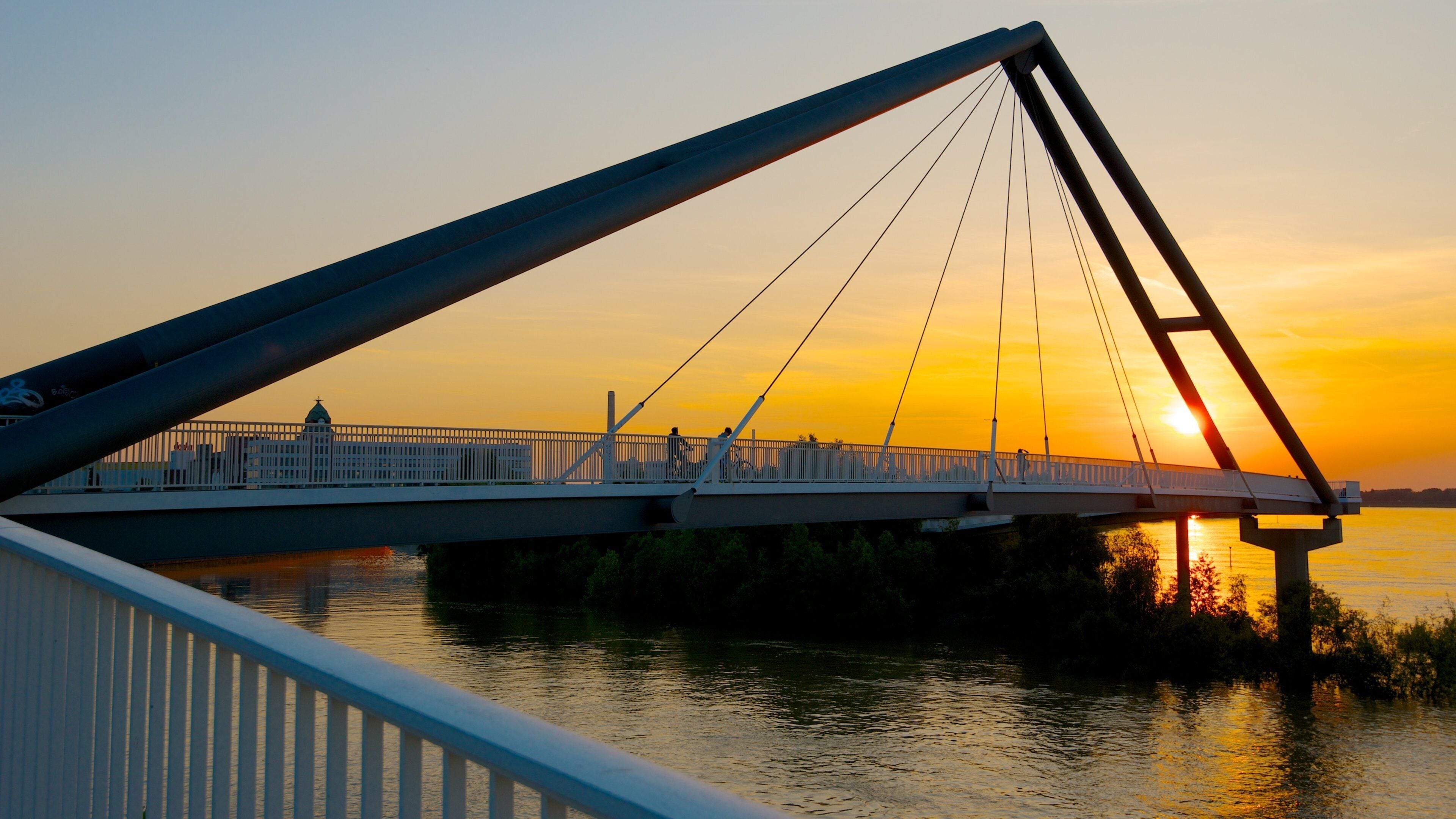 Duesseldorf-Hafen cho thấy cảng hoặc vịnh, hoàng hôn và cầu treo hoặc lối đi trên cao