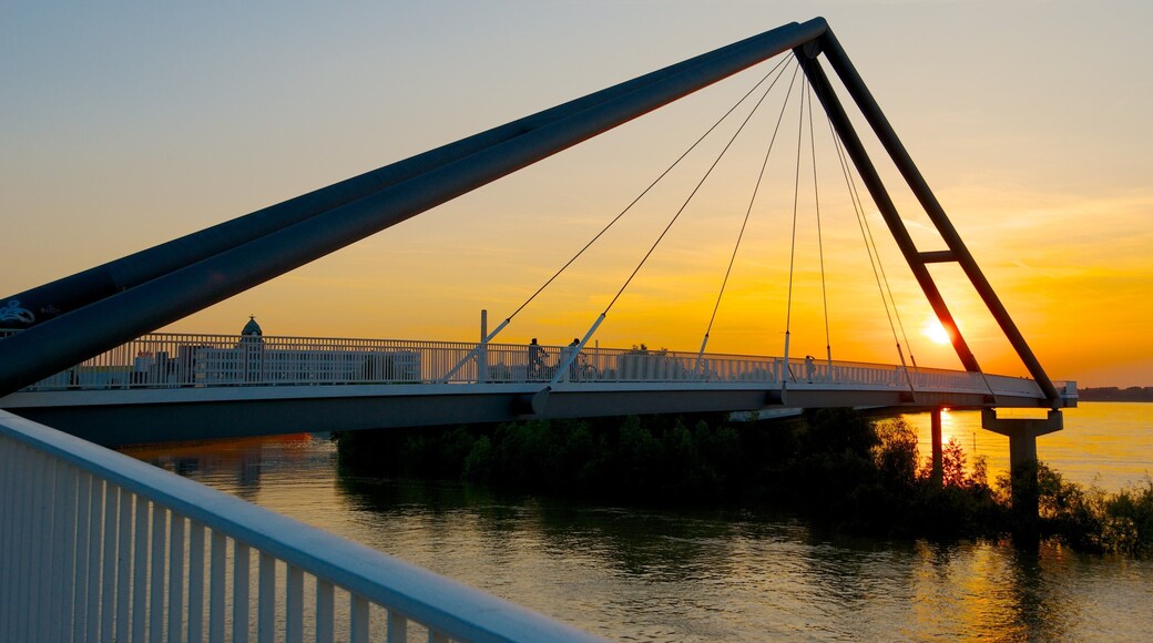 Duesseldorf-Hafen cho thấy cảng hoặc vịnh, hoàng hôn và cầu treo hoặc lối đi trên cao