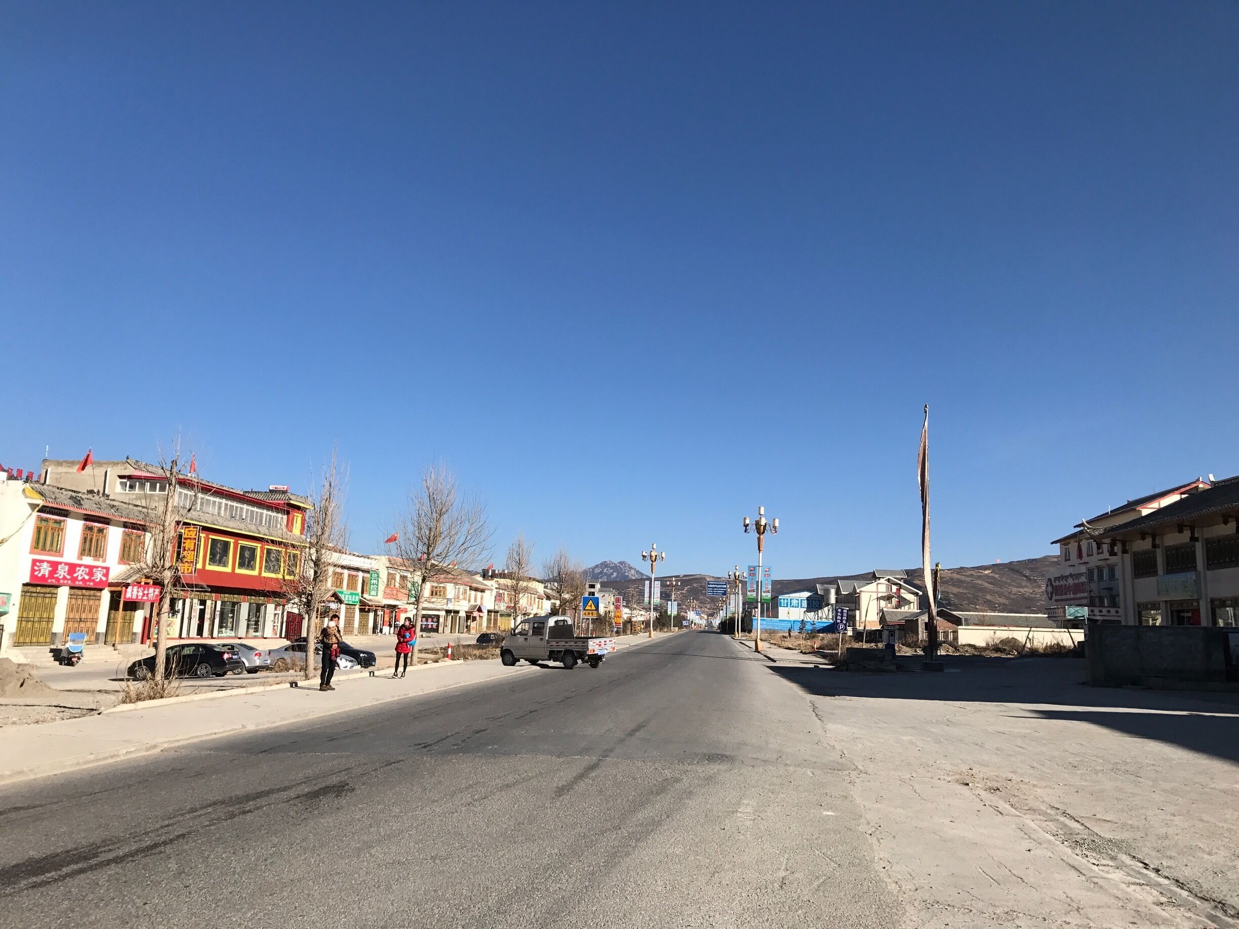 Chuanzhusizhen (川主寺镇）is a small village located at 3000m above sea level. There are shops selling herbs.