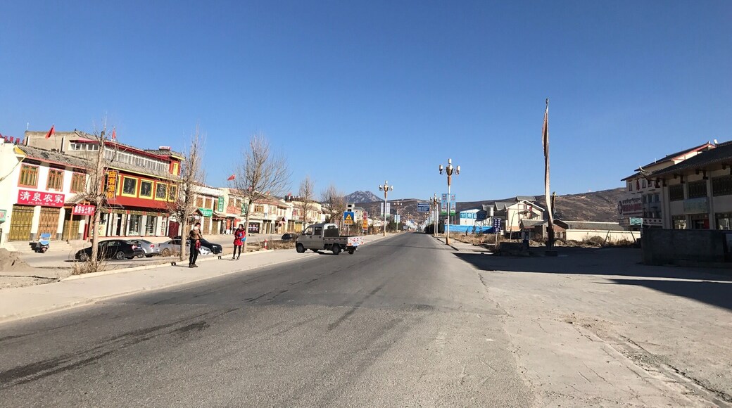 Chuanzhusizhen (川主寺镇)is a small village located at 3000m above sea level. There are shops selling herbs.
